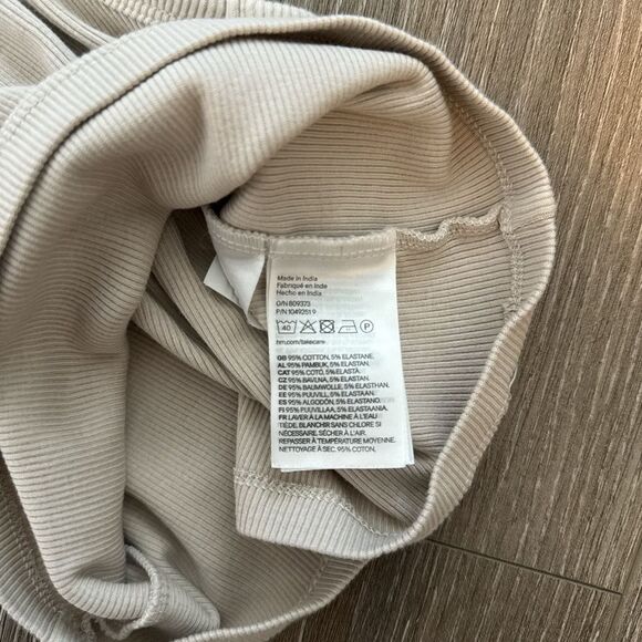 Cute H&M top - Picture 5 of 5